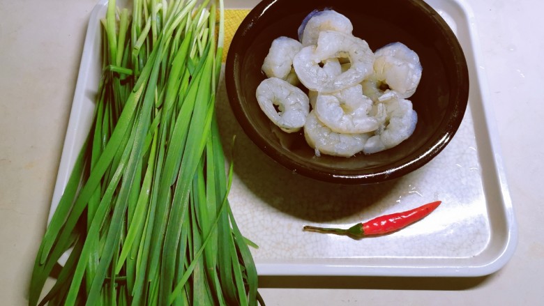 韭菜炒虾仁,食材准备好