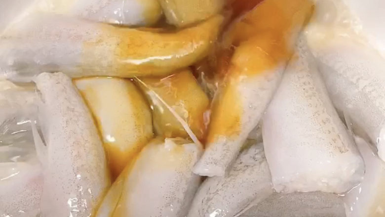 砂锅水淀鱼,加入料酒,和调好的料汁