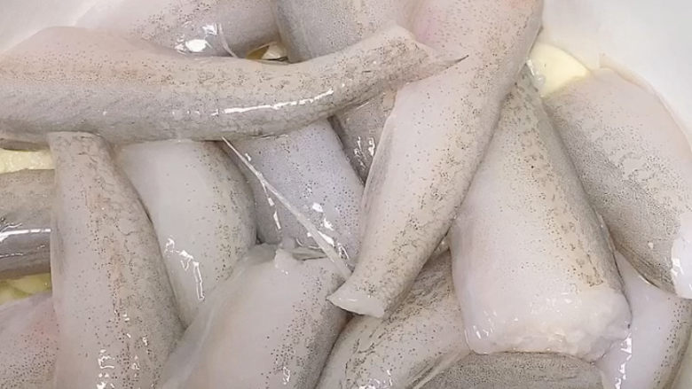 砂锅水淀鱼,下水淀鱼,注意不要翻炒,轻轻调整就好