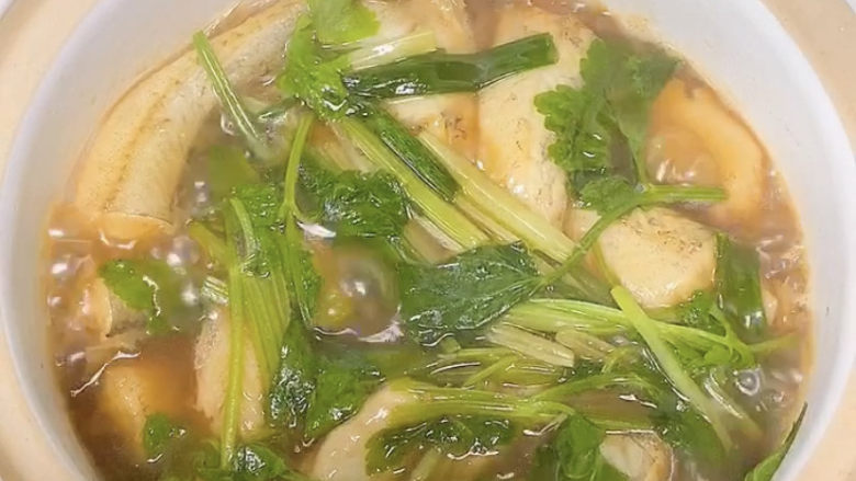 砂锅水淀鱼,加入一把<a style='color:red;display:inline-block;' href='/shicai/ 125'>芹菜</a>段和葱段,继续闷两三分钟就可以吃了