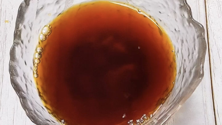 砂锅水淀鱼,调料汁:一勺生抽,一勺老抽,一勺蚝油,加水调匀备用