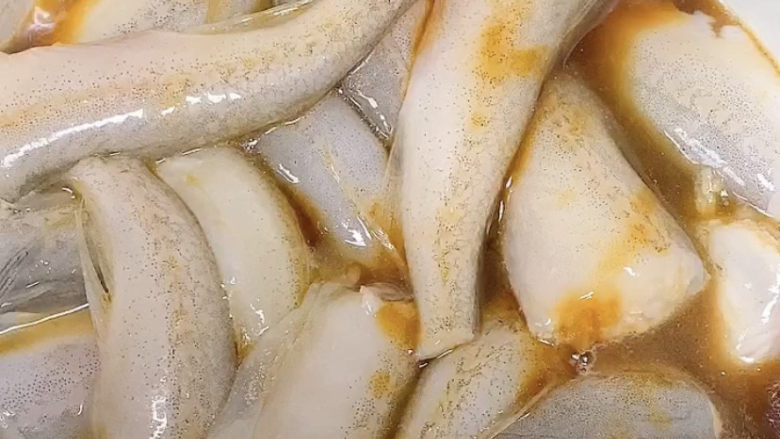 砂锅水淀鱼,盖盖焖煮,不用再加其他调料了。
