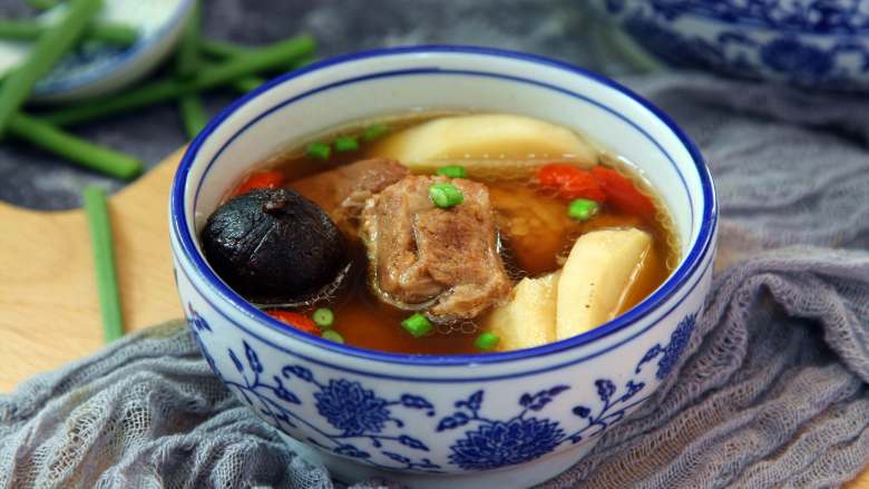 春笋排骨汤,汤鲜味美,营养丰富