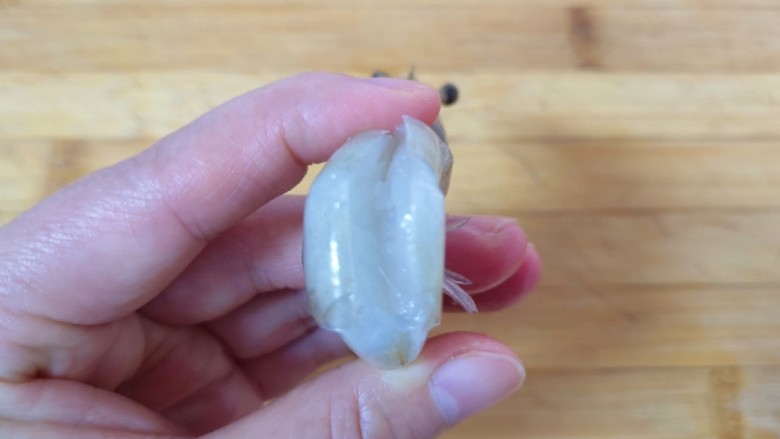 麻辣干锅虾,再将虾的背部用刀划开,挑出虾线清洗干净。
