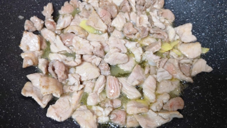 春笋炒肉,炒锅内倒适量的食用油烧热,下入腌制好的肉片大火炒熟,盛出备用。