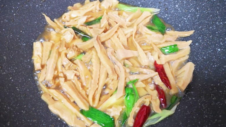 春笋炒肉,加入半碗开水,放盐和<a style='color:red;display:inline-block;' href='/shicai/ 692'>酱油</a>调味,小火焖炒8分钟,让笋干入味。