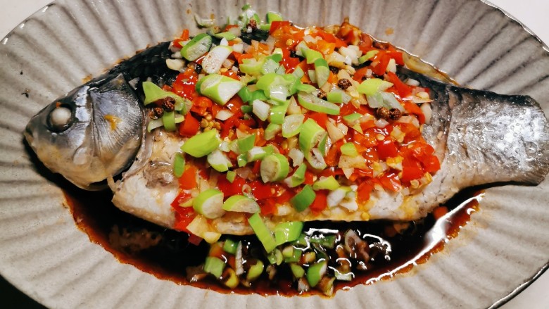 剁椒鲫鱼,热油激发了葱的香味 很香