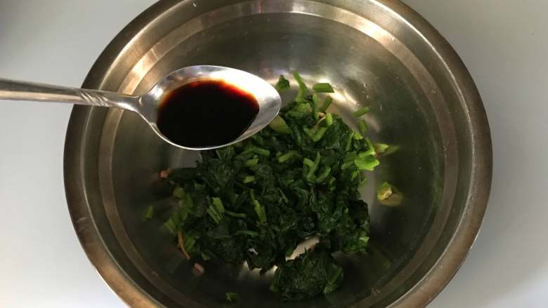 菠菜拌花生米,放入盆中后,放入柠檬沙拉汁;沙拉汁为复合型调料,甜咸口味的