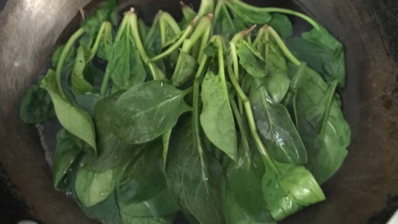 菠菜拌花生米,放入菠菜,焯烫1分钟左右