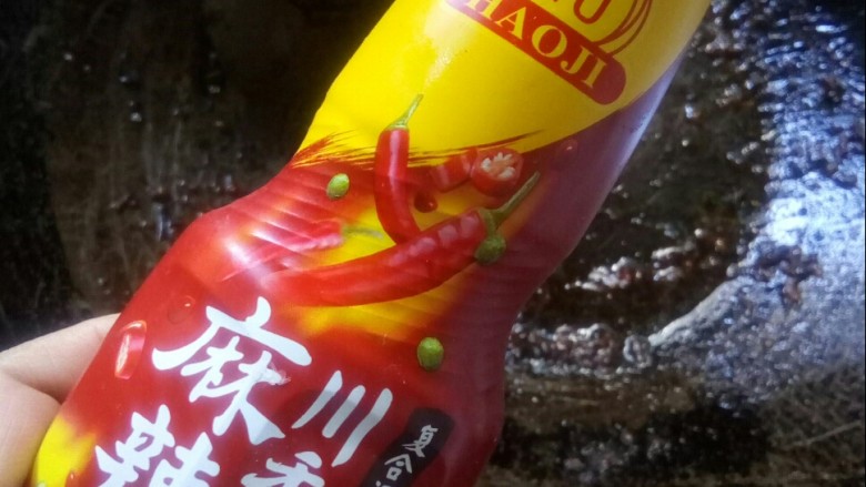#中式早餐# 川香萝卜丝饼,炒锅倒油,放入川香麻辣汁小火炒香。