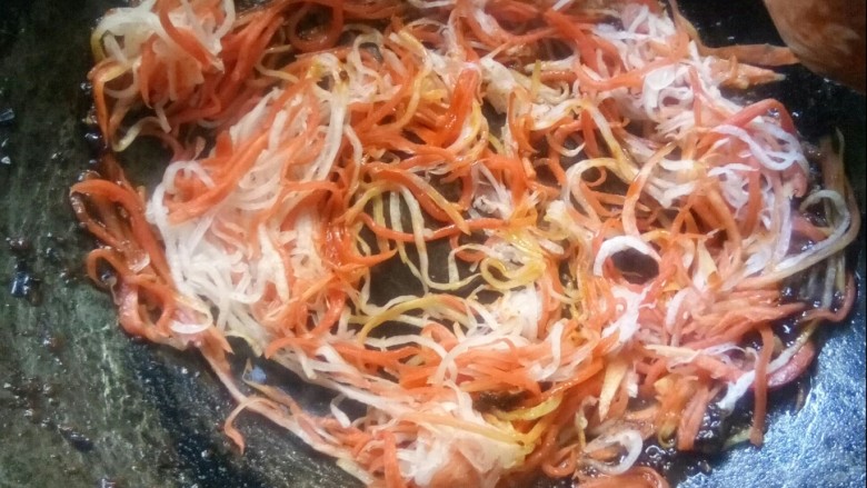 #中式早餐# 川香萝卜丝饼,大火爆炒萝卜丝。
