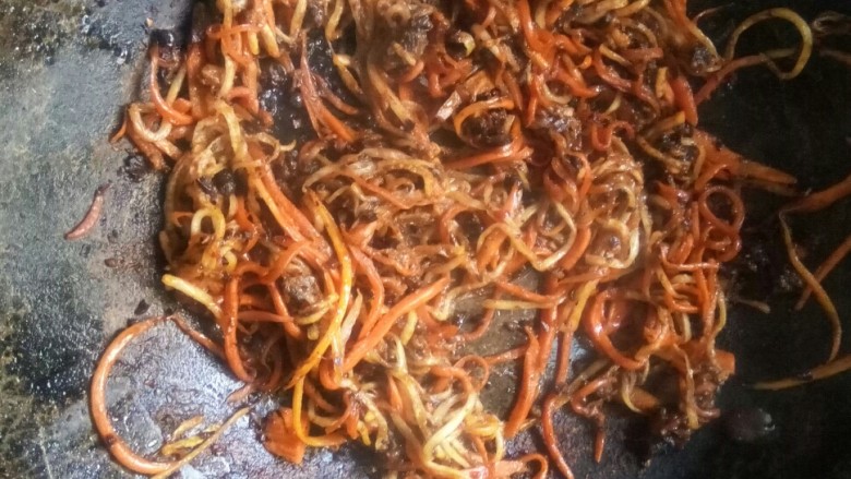 #中式早餐# 川香萝卜丝饼,加入鱼干酱拌匀,盛入碗中。