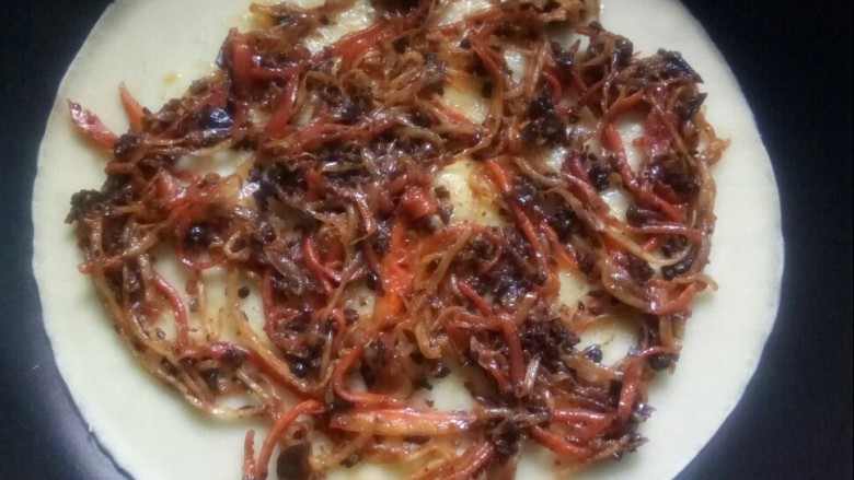 #中式早餐# 川香萝卜丝饼,待面糊凝固后,铺平川香萝卜丝。