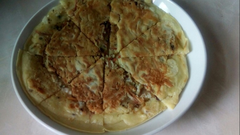 #中式早餐# 川香萝卜丝饼,切片后装入瓷盘中。