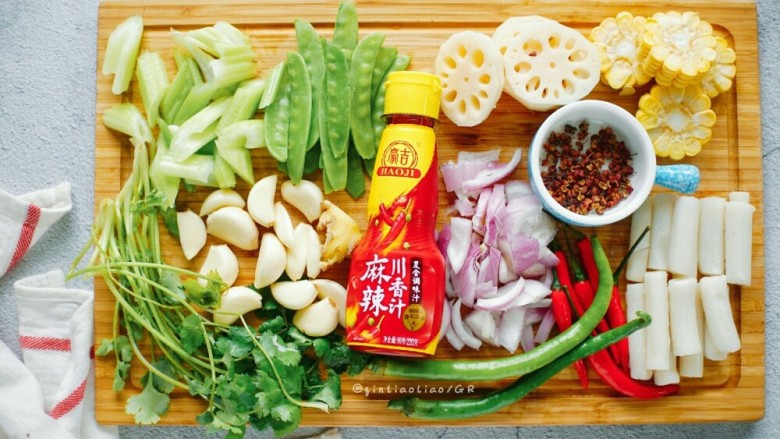麻辣干锅虾,等待虾腌制的时候来准备其他配菜(图片的这些)洗净切成你想要的样子,备用