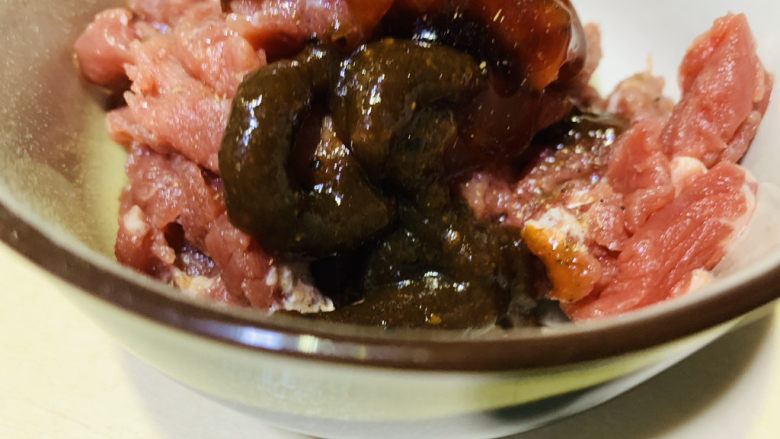 莴笋炒牛肉,加少许食用油和少许<a style='color:red;display:inline-block;' href='/shicai/ 721'>蚝油</a>,将所有调料搅拌均匀,腌制十分钟;