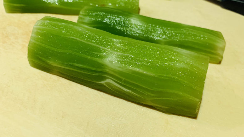 莴笋炒牛肉,窝笋切三段,然后再对半切;