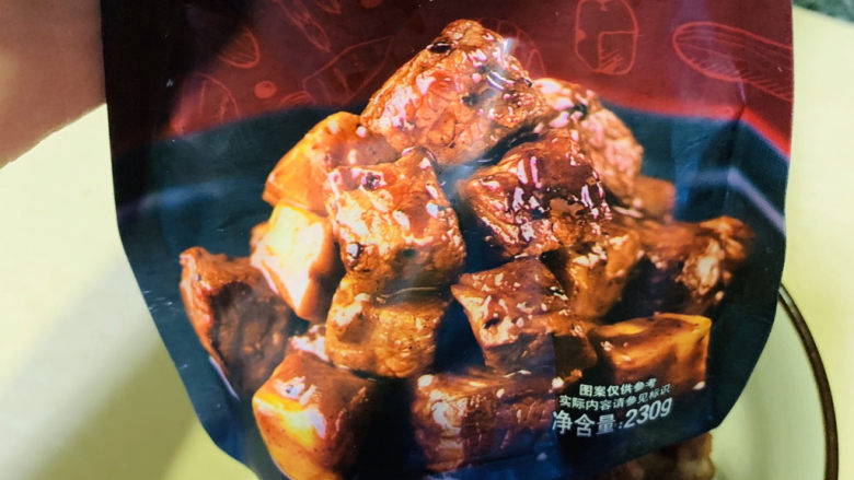 莴笋炒牛肉,切好的牛肉放碗里,加<a style='color:red;display:inline-block;' href='/shicai/ 7633'>黑胡椒酱</a>;