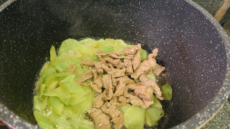 莴笋炒牛肉,窝笋大火翻炒变色,加入牛肉,继续翻炒一下,就可以出锅了;