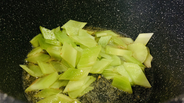莴笋炒牛肉,锅里剩的油,倒入切好的莴笋;