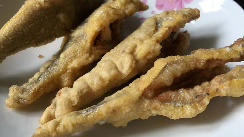 酥炸小黄鱼,全部捞出控油后 ,然后大火油温身高复炸一遍,至表面金黄酥脆捞出