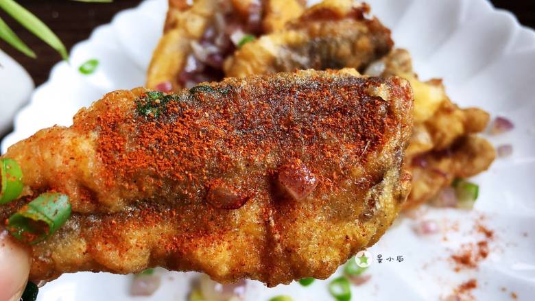 酥炸小黄鱼,你也可以撒入辣椒粉,贼好吃呢~