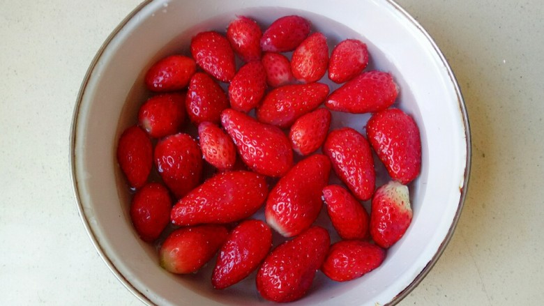 草莓山药,<a style='color:red;display:inline-block;' href='/shicai/ 592'>草莓</a>去根部,冲洗一下,然后放入淡盐水中浸泡一会