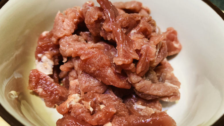 春笋炒肉,横切片,装碗里;