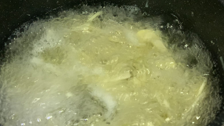 春笋炒肉,春笋有点涩味,放水里煮沸,可以去除涩味,大概煮5分钟左右,捞出;