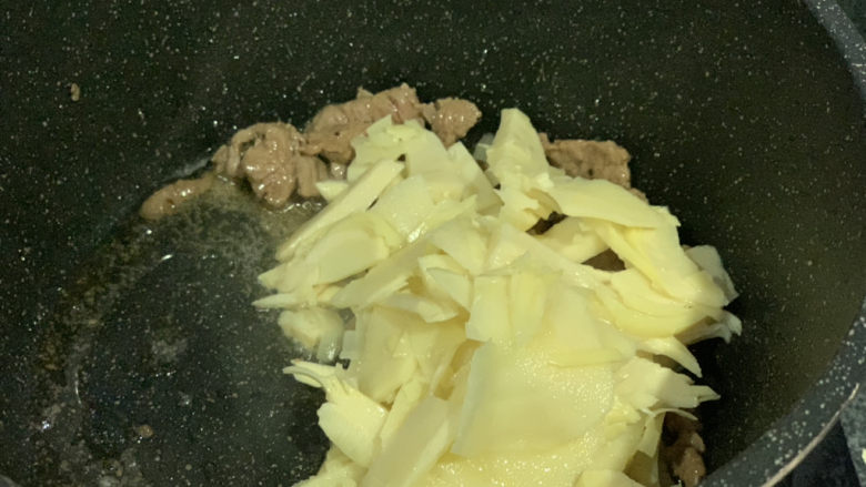 春笋炒肉,加入春笋,大火翻炒,加点生抽,就可以出锅了;