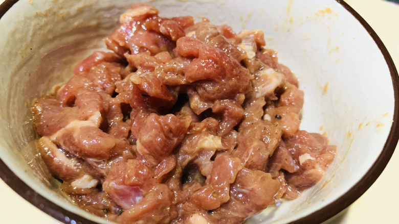 春笋炒肉,把调料搅拌均匀,腌制十分钟;