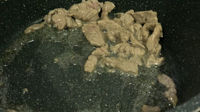 春笋炒肉,大火炒变色;