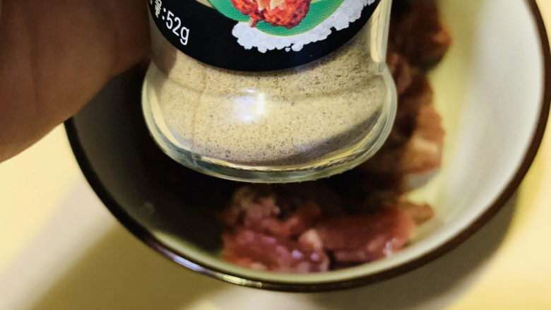 春笋炒肉,加少许<a style='color:red;display:inline-block;' href='/shicai/ 704'>椒盐</a>;