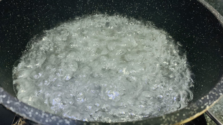 春笋炒肉,把春笋切片,待水烧开时,放进去煮一会;