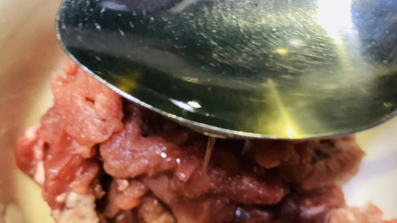 春笋炒肉,加少许油,可以锁住牛肉水分,比较嫩;