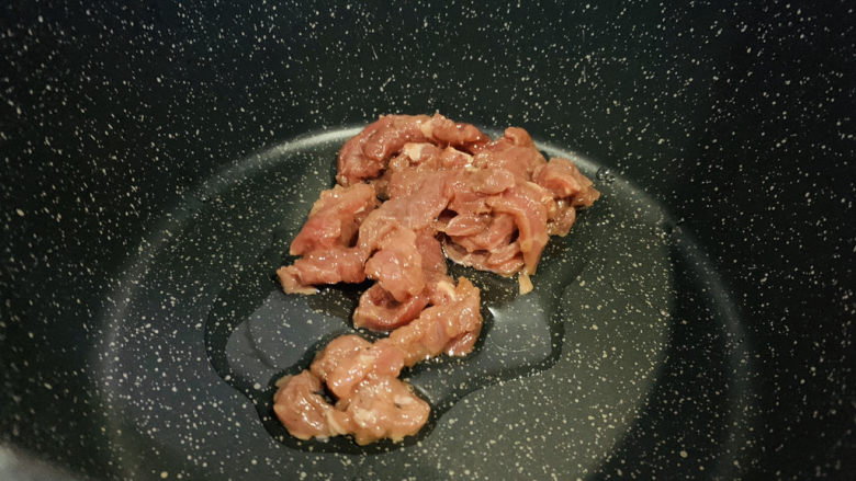 春笋炒肉,加入腌制好的牛肉;
