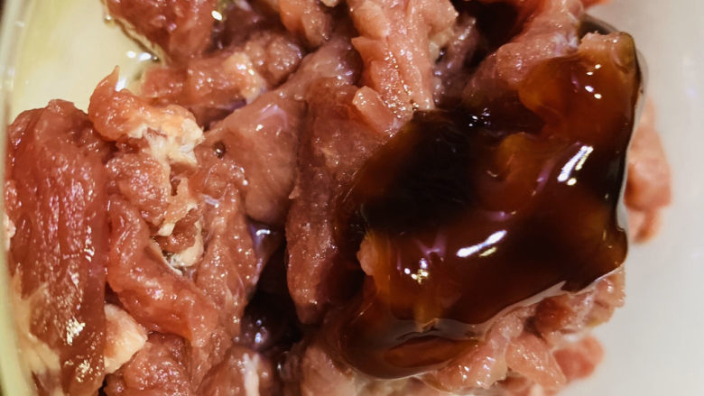 春笋炒肉,加少许<a style='color:red;display:inline-block;' href='/shicai/ 721'>蚝油</a>;