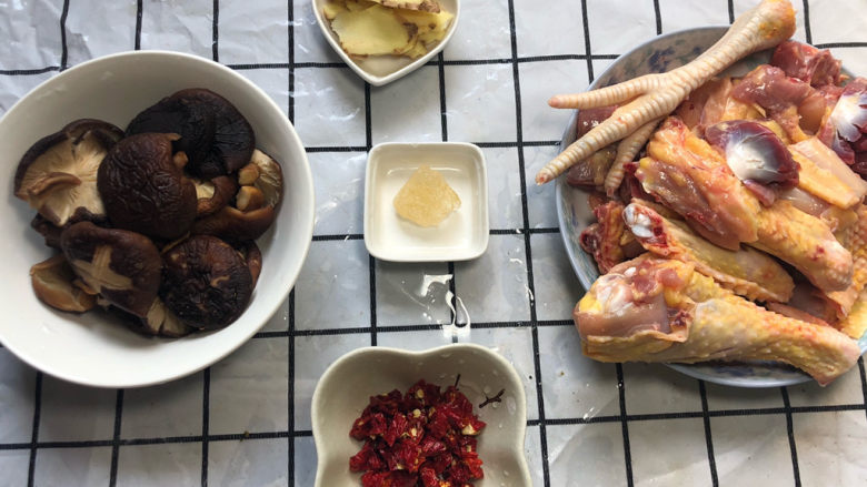 香菇黄焖鸡,全部食材准备完毕