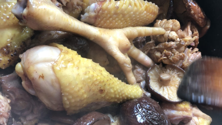 香菇黄焖鸡,再放入挤干水份的香菇,炒香,放入盐,酱油