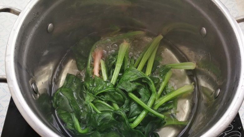 菠菜鸡蛋羹,烧十秒钟去草酸,捞出来