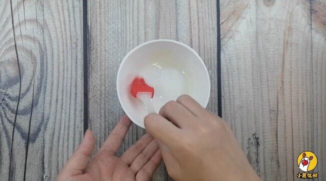 银鳕鱼蒸糕,取一个模具,刷少量油。