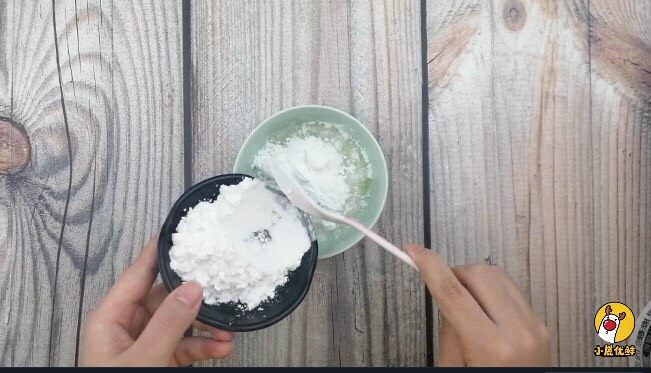 银鳕鱼蒸糕,加入适量淀粉,搅拌均匀。