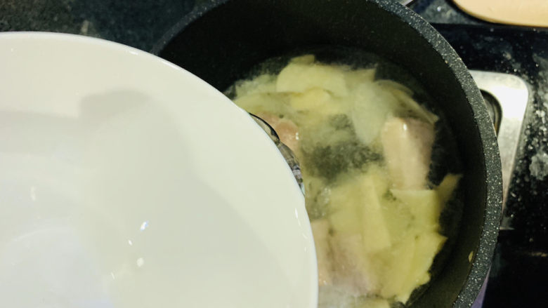 春笋排骨汤,加入一大碗清水;