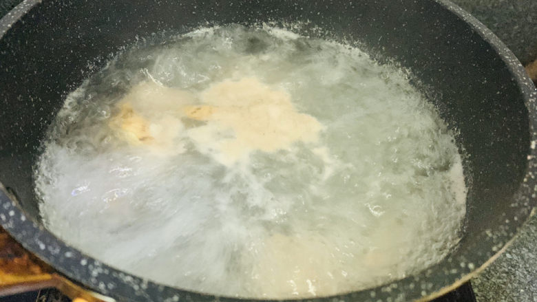 春笋排骨汤,煮开,这样可以很好的去除冰冻肋排的腥味;