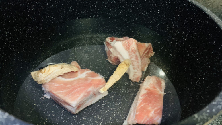 春笋排骨汤,排骨冷水上锅;