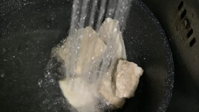 春笋排骨汤,捞出水,用清水冲洗干净;