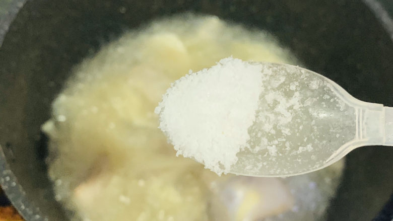 春笋排骨汤,大概半小时左右,汤汁呈乳白色,加少许盐,提味;
