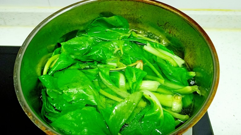 蒜蓉小油菜,锅中放入适量清水,水开后放入油菜焯水30秒