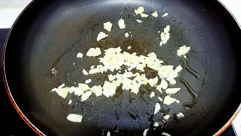 蒜蓉小油菜,锅中放入适量油,炒香蒜末
