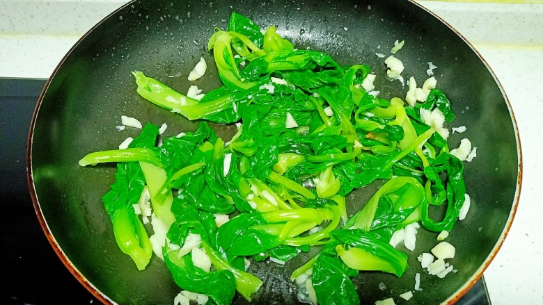蒜蓉小油菜,翻炒均匀